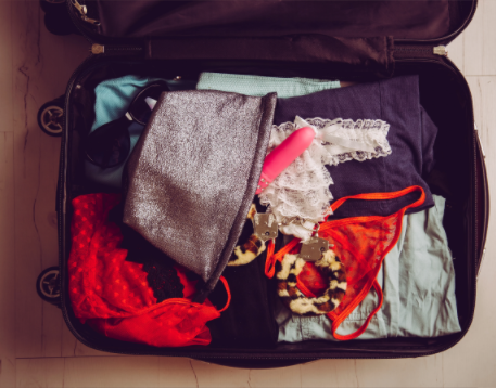 Viaggiare con giocattoli sessuali? Cosa devi sapere prima di fare le valigie